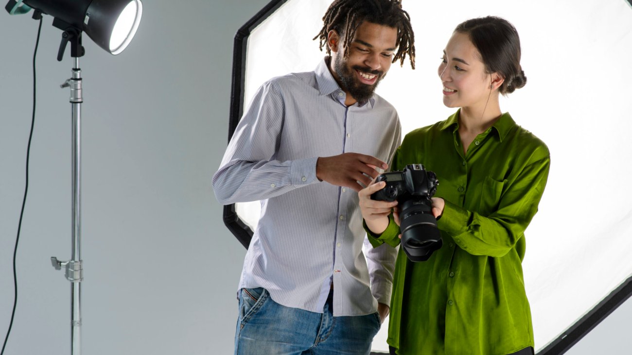 happy-people-looking-photos